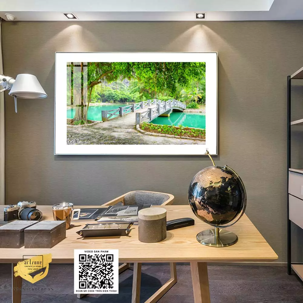 Tranh Mica Cây Cầu Nhỏ trong không gian phòng khách