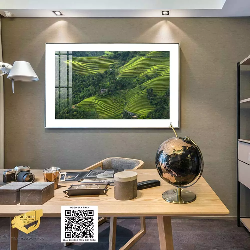 Chất liệu Mica và khung tranh tôn lên vẻ đẹp tác phẩm