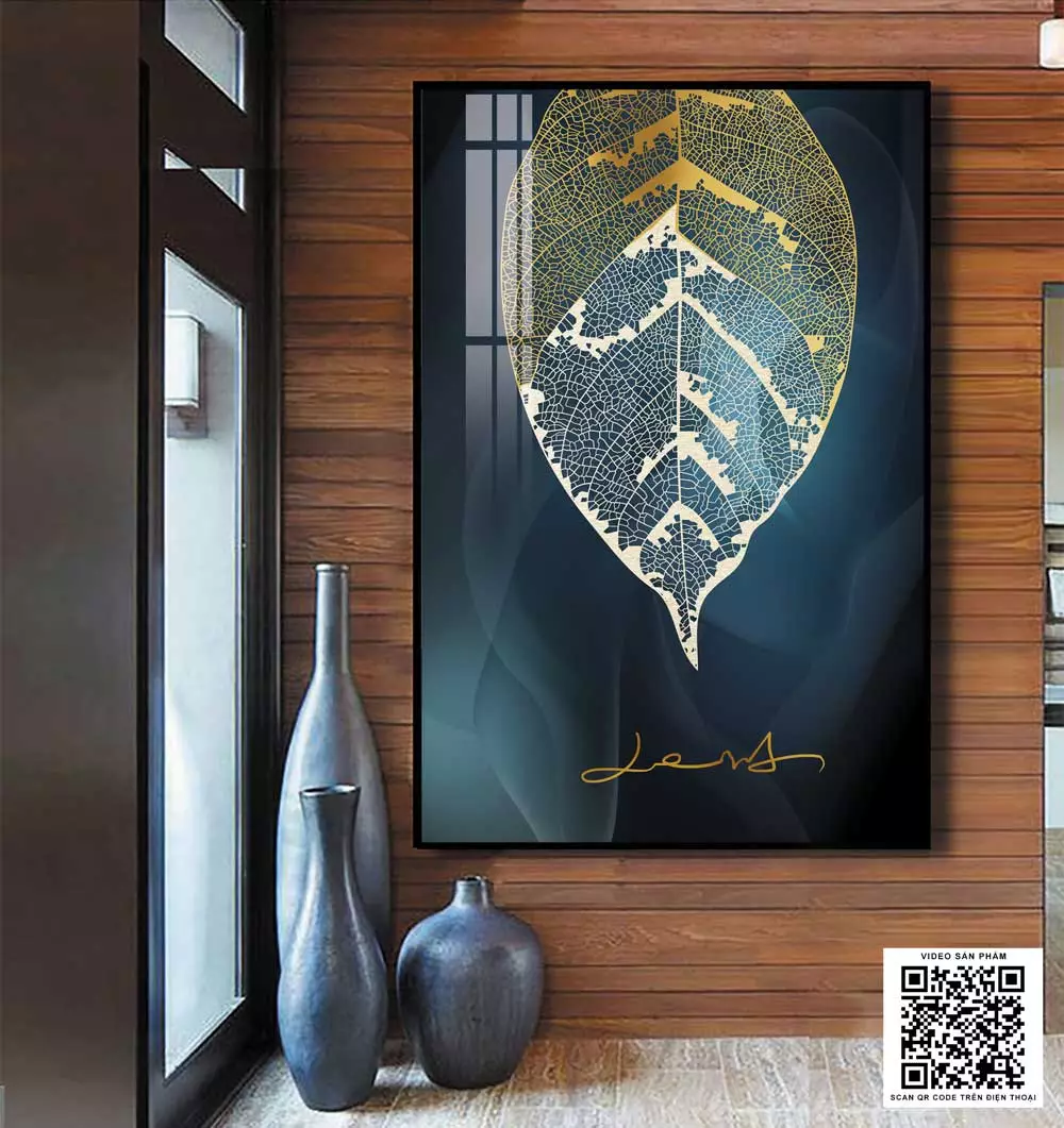 Tranh mica chiếc lá vàng hoàng kim trong không gian hành lang