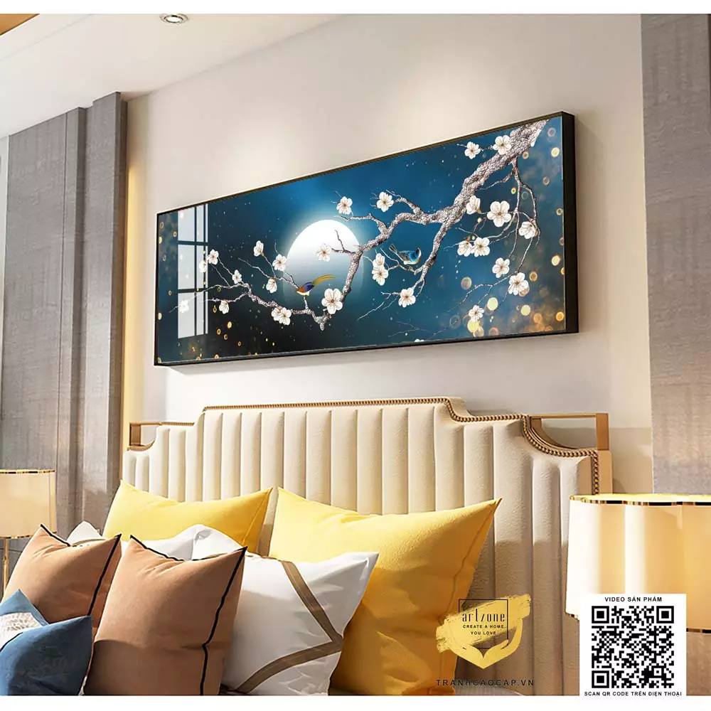 Tranh hoa đào dưới ánh trăng trong phòng ngủ