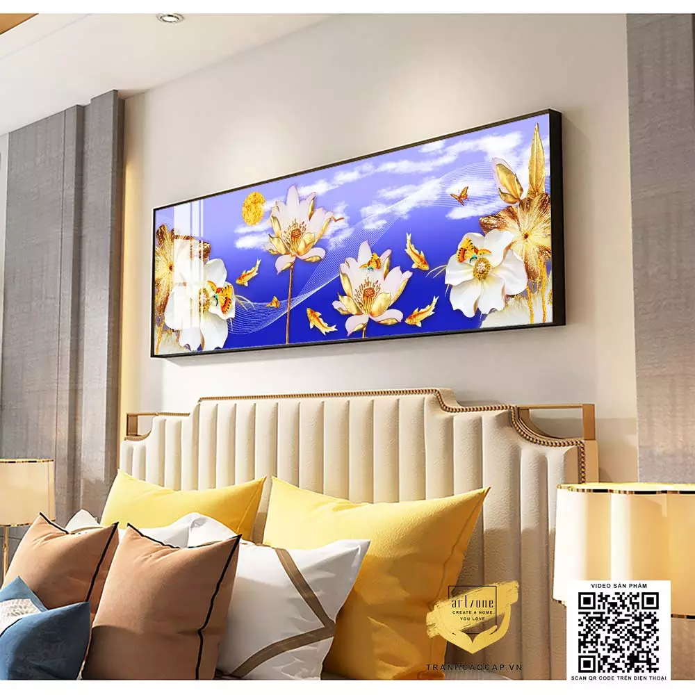 Bức tranh hoa và cá chép dưới ánh trăng trong không gian phòng ngủ