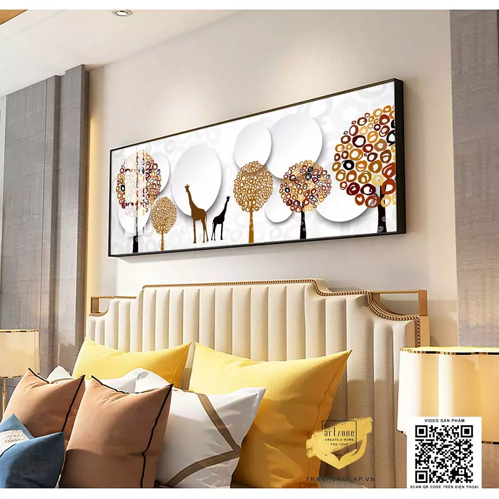 Bức tranh hươu cao cổ và hàng cây trong phòng ngủ