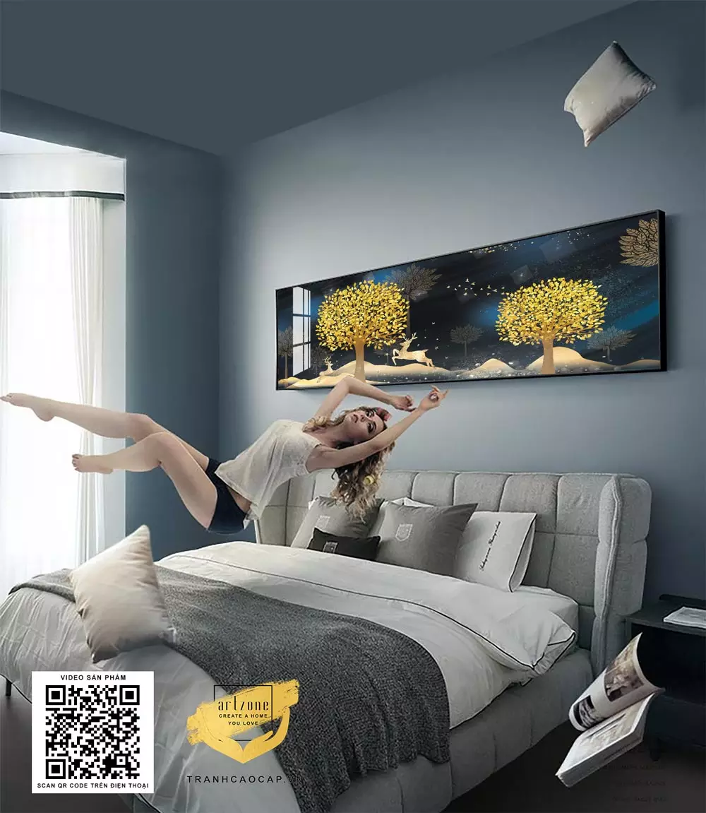 Tranh hươu vàng và chim trời trong không gian phòng ngủ hiện đại